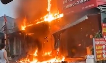 CLIP: Cửa hàng bốc cháy, 4 người đang ngủ thoát chết nhờ tiếng hô hoán