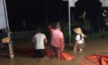 Mưa lớn kéo dài, người dân Hà Tĩnh 'trắng đêm' chạy lũ
