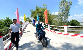 Khánh thành cầu Hy Vọng và triển khai hỗ trợ các em nhỏ mồ côi do COVID-19 đến trường