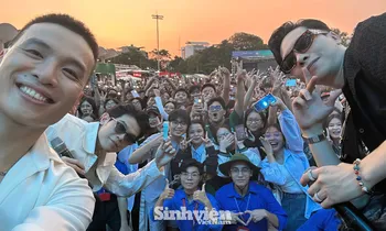 Da LAB 'cảm xúc kịch trần bay phất phới', selfie với khán giả sinh viên bằng điện thoại 'lạ'