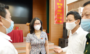 GS. TS Nguyễn Thị Lan trao đổi với cử tri huyện Quốc Oai tại buổi tiếp xúc cử tri.