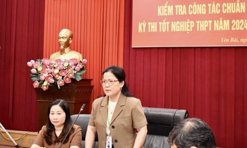 Thứ trưởng Bộ GD - ĐT Nguyễn Thị Kim Chi kiểm tra chuẩn bị thi tốt nghiệp THPT tại Yên Bái