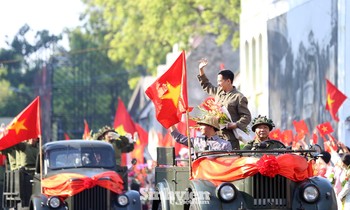 Hà Nội rợp cờ hoa: Tái hiện hình ảnh đoàn quân Giải phóng tiến vào Thủ đô