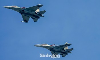 Tiêm kích Su-30MK2 chao lượn trên bầu trời TP. HCM, sẵn sàng cho Đại lễ 30/4