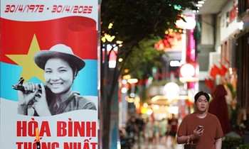 TP. HCM rực rỡ cờ hoa, pano, áp phích chào mừng 50 năm Ngày Giải phóng miền Nam