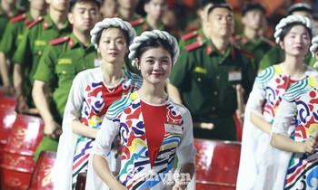 Nữ học viên Học viện Cảnh sát nổi bật tại buổi sơ duyệt diễu binh mừng 50 năm Ngày Giải phóng miền Nam