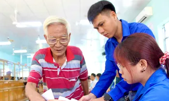 'Có thanh niên hỗ trợ, hết sợ viết sai giấy tờ'