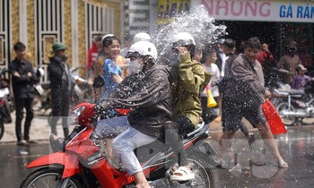 Ngăn chặn biến tướng ở lễ hội tạt nước tại Long An