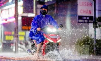 TPHCM tiếp tục mưa dông vào cuối tuần, đề phòng lốc xoáy