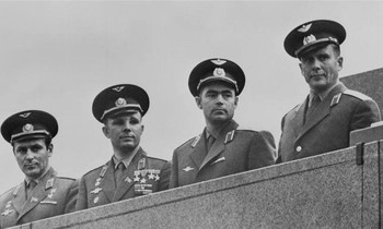 Nhóm phi hành gia tiềm năng đầu tiên giảm xuống chỉ còn 20 người, trong đó có Yuri Gagarin, đứng thứ hai từ trái sang