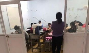 Một lớp dạy thêm cho học sinh tiểu học tại Nhà văn hóa Thanh Đa (quận Bình Thạnh). Ảnh: V.D.