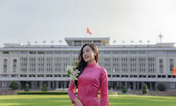Nữ sinh UEF là VĐV của Đội tuyển Quyền Taekwondo Việt Nam diện áo dài trước Dinh Độc Lập mừng đón kỷ niệm 30/4