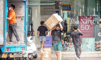 Các nhà hàng, cơ sở kinh doanh hối hả vận chuyển đồ khỏi Hàm cá mập