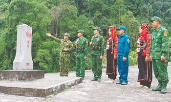 Cán bộ, chiến sĩ Trạm biên phòng Kẻng Mỏ cùng với nhân dân bảo vệ vững chắc biên cương, nơi con sông Đà chảy vào đất Việt