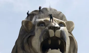 Tượng Merlion mô tả sinh vật đầu sư tử mình cá - biểu tượng của nước Singapore. Bức tượng khổng lồ này có chiều cao 37 m đặt tại đảo Sentosa, Singapore