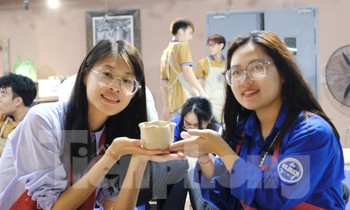 Thanh niên Trung Quốc tham quan, trải nghiệm làm gốm tại Bảo tàng gốm Bát Tràng