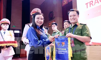 Tư lệnh Cảnh sát cơ động giao nhiệm vụ các chiến sĩ trẻ trong Chiến dịch Hè