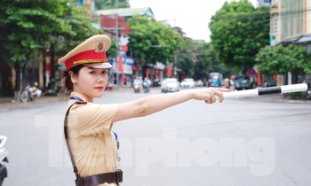 Nhan sắc vạn người mê của những nữ cảnh sát phân luồng giao thông giờ cao điểm ở Yên Bái