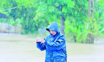 Tác giả trong lần tác nghiệp mưa lũ tại Hà Tĩnh