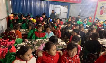 Bữa ăn của học sinh vùng cao. (Ảnh tư liệu 2019)