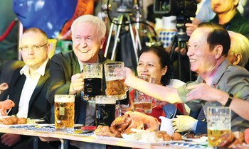 Lễ hội văn hoá Việt - Đức mô phỏng Lễ hội bia nổi tiếng Oktoberfest của Đức (Tập đoàn Hương Sen tổ chức năm 2020)