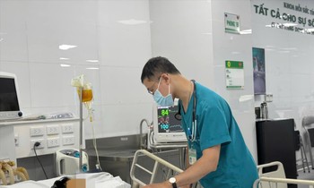 Nhập viện vì tự làm bác sĩ
