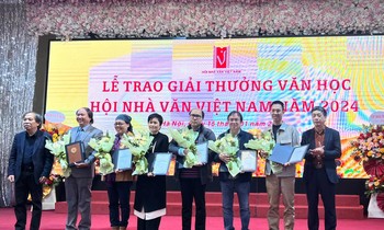 Thơ không phải con lừa để người ta chất lên vai nó mọi thứ