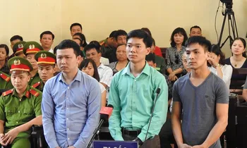 Bị cáo Trần Văn Sơn, Hoàng Công Lương, Bùi Mạnh Quốc tại phiên tòa liên quan đến sự cố chạy thận. Ảnh: Nguyên Khang