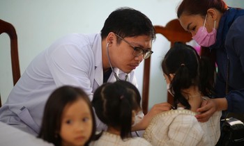 Hàng nghìn trẻ tại Kon Tum được khám sàng lọc tim miễn phí
