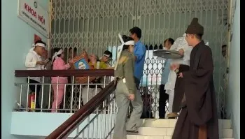 Tố bác sĩ tắc trách, người nhà làm náo loạn Trung tâm y tế để lễ 'trục vong'