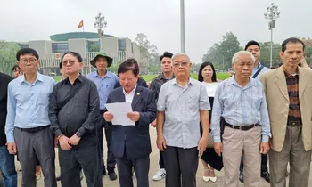 Nhạc sĩ Đỗ Hồng Quân dẫn đầu đoàn văn nghệ sĩ xuất quân về với Điện Biên