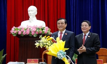 Ông Phan Việt Cường, Bí thư Tỉnh ủy (bên trái) Quảng Nam được bầu kiêm nhiệm chức vụ Chủ tịch HĐND tỉnh, nhiệm kỳ 2016-2021 - Ảnh: VGP/Lưu Hương