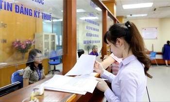Người dân làm thủ tục tại cơ quan thuế (Ảnh minh họa)