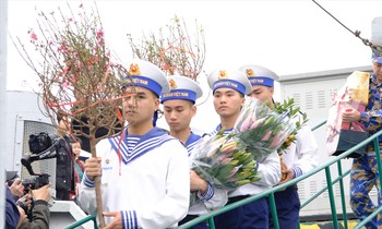 Cán bộ, chiến sĩ Tàu 634 mang mùa Xuân tới các đảo tiền tiêu. Ảnh: Châu Linh