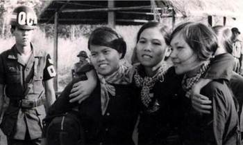 Nữ chiến sĩ Biệt động Chính Nghĩa (ở giữa) cùng các bạn tù chính trị nữ trong đợt trao trả tù binh cách mạng tại Lộc Ninh tháng 4/1974. Ảnh: NVCC
