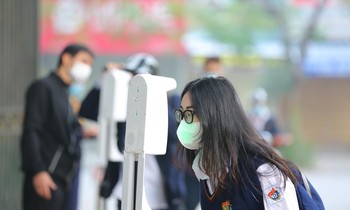 Học sinh lớp 12 đi học trực tiếp tại Hà Nội Ảnh: Trọng Tài