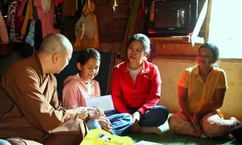 Đại đức Thích Minh Đăng hỗ trợ cho học sinh nghèo