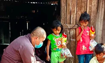 Thầy Thích Minh Phương tặng quà cho trẻ em nghèo xã vùng sâu