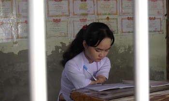 Dù bị khiếm khuyết đôi tay, Mãi vẫn có cách riêng phụ giúp cha mẹ rất nhiều trong các công việc hằng ngày
