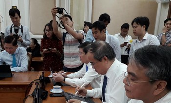 Lãnh đạo TPHCM và các quận huyện thực nghiệm mô hình phòng họp không giấy vào sáng 25/6