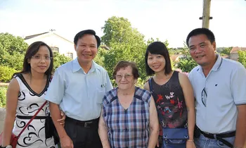 Bà Paulette (thứ 3 từ phải sang) chụp ảnh lưu niệm với những người Việt đến thăm gia đình (tư liệu)