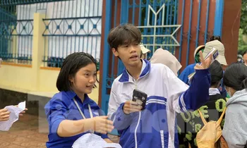 Biệt đội bút chì giúp sĩ tử Đắk Lắk vượt ngàn chông gai