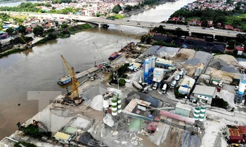 Hình ảnh trạm trộn bê tông, bến lậu vẫn "chình ình" bên sông Cầu, sông Thương giữa mùa lũ
