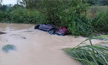 Tuyên Quang: Ô tô chở 5 người trôi cả trăm mét trong dòng nước lũ