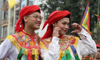 Dàn trai chưa vợ, con nhà gia giáo múa điệu đánh bồng ở làng Triều Khúc