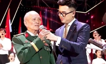 Cựu chiến binh Trần Văn Thanh đi xe máy 1.000 km vào TPHCM xem lễ diễu binh