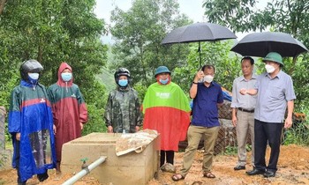 Chủ tịch Ủy ban Mặt trận Tổ quốc Việt Nam tỉnh Quảng Trị Đào Mạnh Hùng (bìa phải) kiểm tra công trình nước sạch tại thôn Thúc, xã Vĩnh Ô. Ảnh: N.Đ