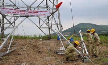 Công nhân Công ty Truyền tải điện 3 thực hiện tư vấn giám sát, nghiệm thu ĐZ 220kV Nha Trang - Tháp Chàm