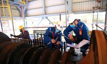 Các kỹ sư BSR kiểm tra tình trạng kỹ thuật của máy nén khí ướt C-1551