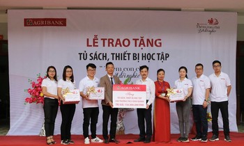 Tủ sách “Thêm con chữ, bớt đói nghèo” đến với tỉnh miền núi Hà Giang